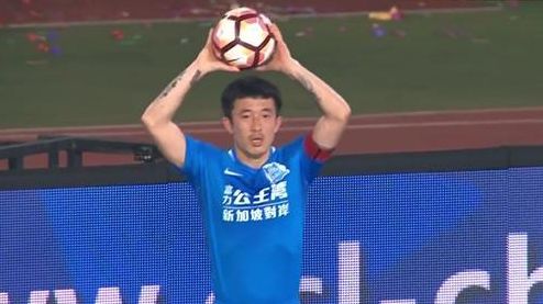 因为怀着对死去的手下李学勤深深的内疚，鹤哥转而对李艳红倍加关爱和呵护。